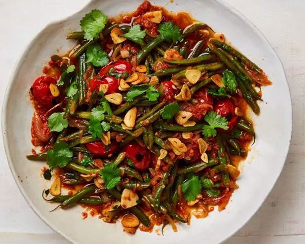 Braised green beans with tomato, cardamom and garlic
