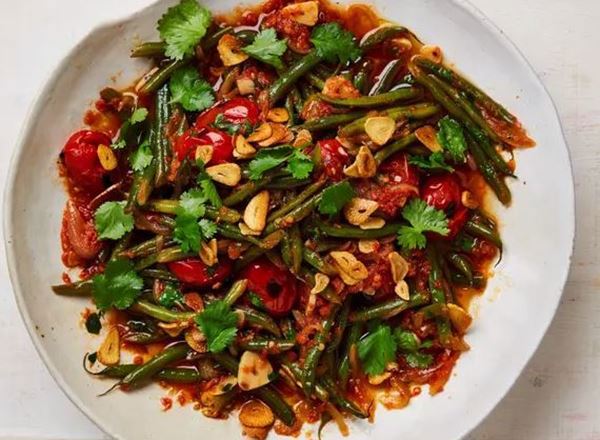 Braised green beans with tomato, cardamom and garlic